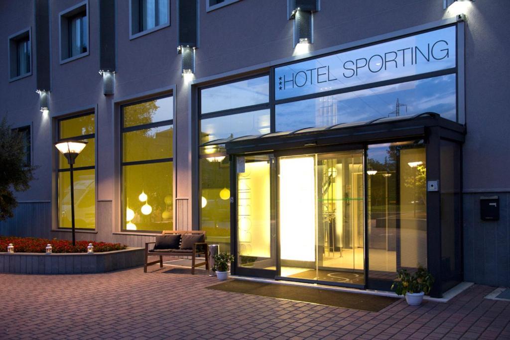 Hotel Sporting Cologno كولونيو مونزيسِّ المظهر الخارجي الصورة